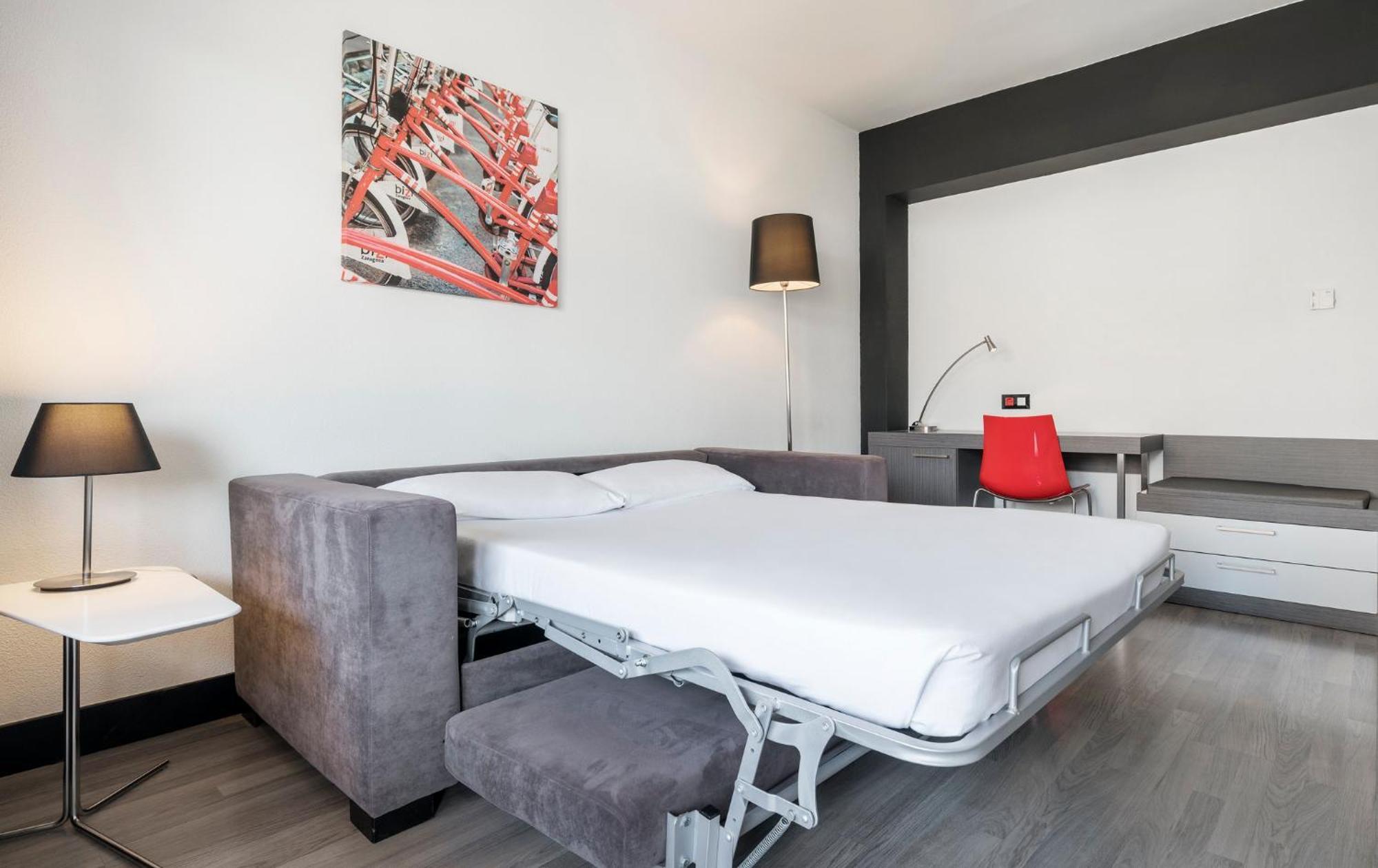 Ilunion Romareda Hotel Saragoça Quarto foto